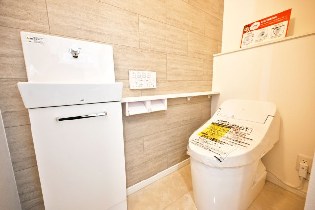 マドレコート宝塚市宝梅2丁目新築一戸建て｜4LDK＋駐車2台のトイレ|1階と2階にそれぞれ温水洗浄便座付トイレを設置。1階トイレには手洗いスペースもあります。