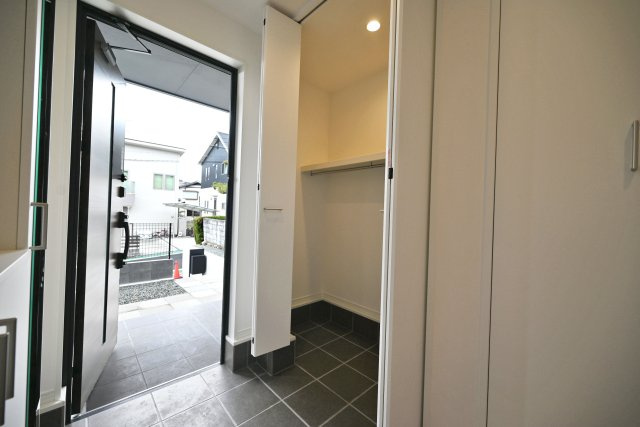 マドレコート宝塚市宝梅2丁目新築一戸建て｜4LDK＋駐車2台の玄関|玄関には土間続きのクローゼット有り。通常の靴はもちろん、ベビーカーやゴルフバックのような大きなものまでスッキリと収納できます。