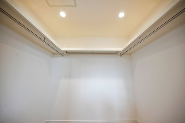 マドレコート宝塚市宝梅2丁目新築一戸建て｜4LDK＋駐車2台の収納|2階洋室7.1帖。広いウォークインクローゼットは日常の衣類はもちろん、季節ものや趣味のアイテムまで幅広く収納でき、お部屋をスッキリと片付け出来ます。