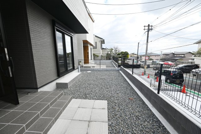 マドレコート宝塚市宝梅2丁目新築一戸建て｜4LDK＋駐車2台の庭|リビングの前にはガーデンスペース有り。ガーデニングから趣味のスペースまで用途は多様です。ガーデンテーブルセットを置いて、天気のいい日にのんびりしたりするのもいいですね。