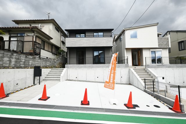 マドレコート宝塚市宝梅2丁目新築一戸建て｜4LDK＋駐車2台の外観|2棟同時に見学して頂けます。見学をご希望の方はお気軽にお問い合わせ下さい。