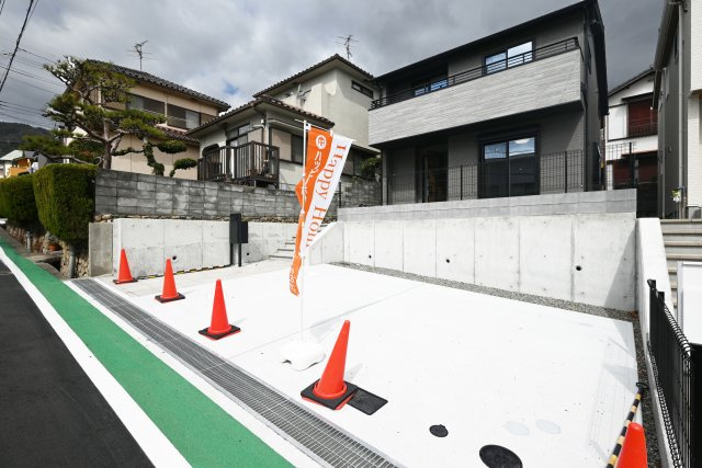 マドレコート宝塚市宝梅2丁目新築一戸建て｜4LDK＋駐車2台の外観|並列で駐車2台可。ワンボックスタイプの大きな車でも余裕で駐車できます。