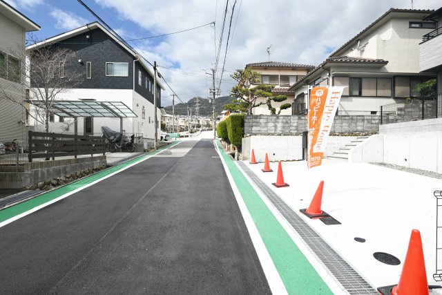 マドレコート宝塚市宝梅2丁目新築一戸建て｜4LDK＋駐車2台の前面道路含む現地写真|南側前面道路、幅員約6.0ｍ
