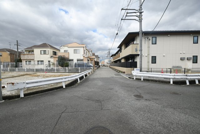 リーブルガーデン宝塚市安倉南4丁目新築一戸建て│4LDK＋並列駐車2台可の前面道路含む現地写真|北西側前面道路、幅員約4.8ｍ