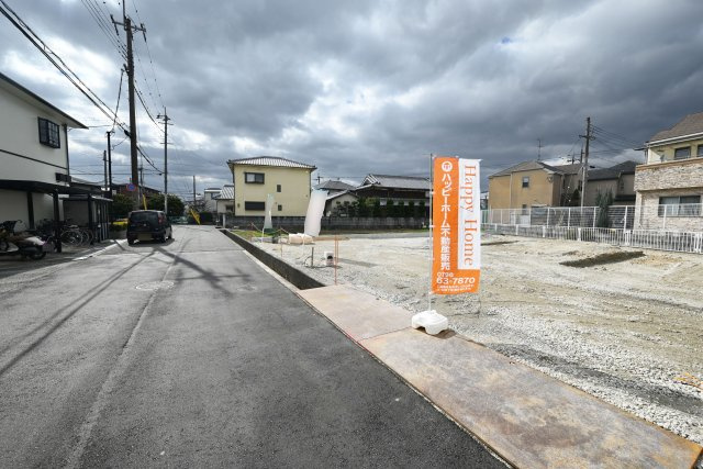 リーブルガーデン宝塚市安倉南4丁目新築一戸建て│4LDK＋並列駐車2台可の前面道路含む現地写真|北東側前面道路、幅員約4.9ｍ