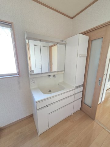 太田市大原町　中古住宅の洗面所|洗面台は三面鏡！ワイドタイプなので広々しています！収納も豊富なところが嬉しいですね！