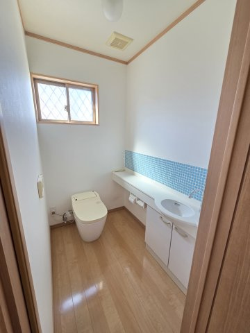 太田市大原町　中古住宅のトイレ|トイレは広々1.5帖！タンクレストイレなので見た目もスッキリ♪