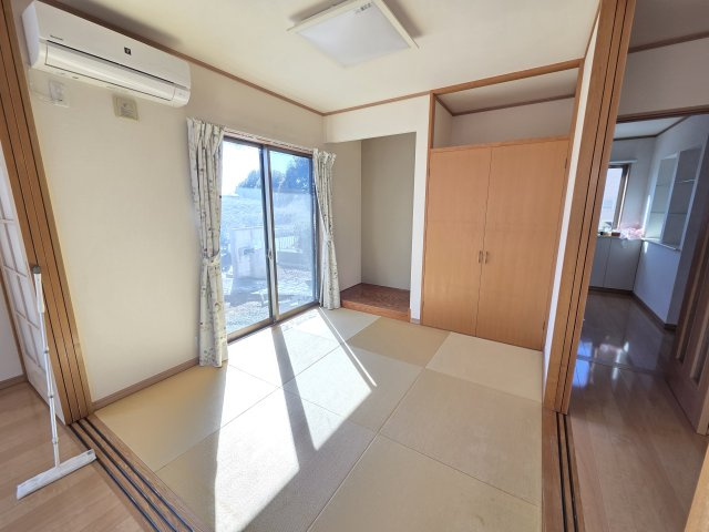 太田市大原町　中古住宅の和室|4.5帖の和室です。床の間付き！扉をすべて開けるととても開放的です！