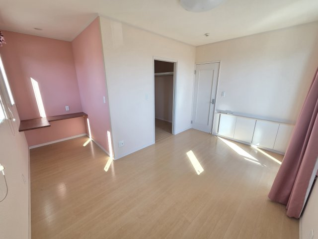 太田市大原町　中古住宅の洋室|2階8.3帖の洋室です。カウンターがあるのでパソコン作業や日記、家計簿をつけるのにちょうどよいスペースです！