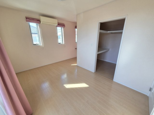 太田市大原町　中古住宅の収納|2階8.3帖の洋室は広々としてウォークインクローゼットが付いています！