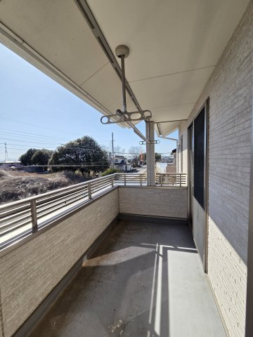 太田市大原町　中古住宅のバルコニー|南向きのバルコニーは日当たり良好！洗濯物も良く乾きそうです♪屋根が出ているので急な雨でも安心です！