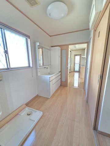 太田市大原町　中古住宅の洗面所|洗面脱衣所は3帖とゆったりしています！お子様との入浴はもちろん、ご年配の方が入る際も広い空間が必要ですので、永くお住まいいただける造りですね♪