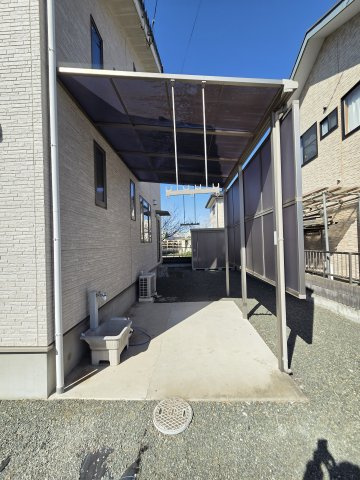太田市大原町　中古住宅の設備|外の物干しスペースです。屋根付きなので急な雨でも安心です♪外水洗もございます。