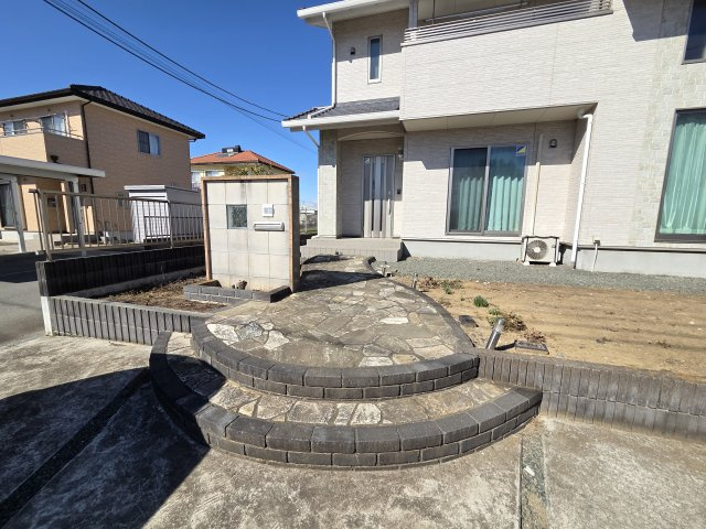 太田市大原町　中古住宅の玄関|駐車場から玄関までのアプローチがオシャレです♪お家の顔になる部分、きれいだと嬉しいですね！