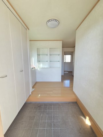 太田市大原町　中古住宅の玄関|玄関入ったところの内観です。正面には小物が置けるスペースが！ご自身の趣味に合わせて何か飾られてはいかがでしょうか？