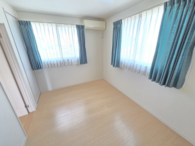 太田市大原町　中古住宅の洋室|2階6帖の洋室です！2面採光なので明るく風通しも良好です！