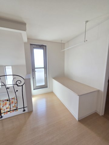 太田市大原町　中古住宅の設備|2階ホール部分です。ホールから直接バルコニーへ出られます。また、ホールに物干しがついているため部屋干しも可能。洗濯物を取り込んだ後、一時こちらにかけておくこともできますね！