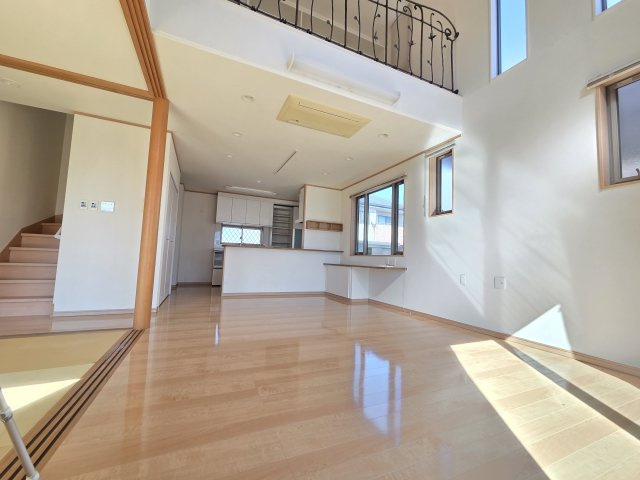 太田市大原町　中古住宅の居間・リビング|約20帖の広々リビング♪吹抜けで開放感あふれる空間となっています！