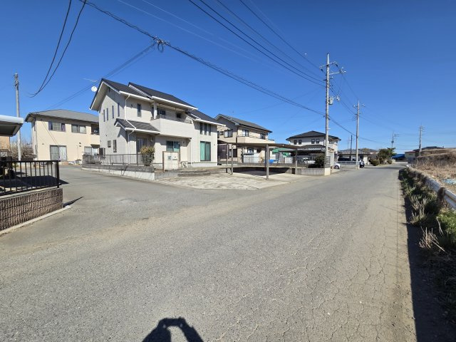 太田市大原町　中古住宅の前面道路含む現地写真|南側前面道路幅員は約6ｍと広々！車通りも少ないので駐車がしやすいですよ♪