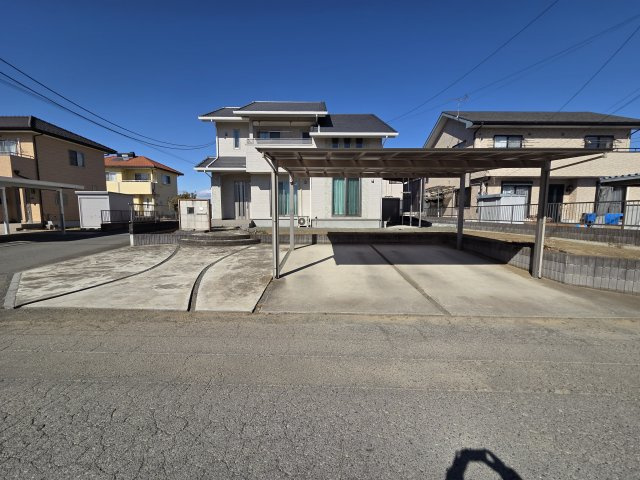 太田市大原町　中古住宅の駐車場|駐車は並列4台可能！カーポートには並列2台可能！大切なお車を雨や雹から守ってくれます♪