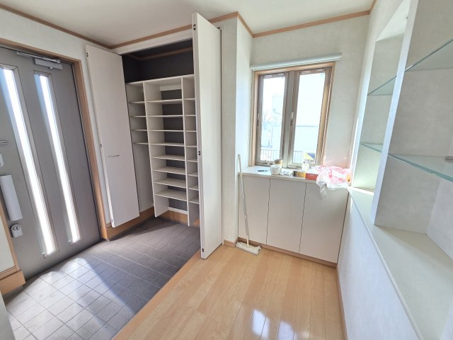 太田市大原町　中古住宅の玄関|玄関には収納がたっぷり♪いつでもキレイに保てそうですね！窓もあるので明るく風通しも良さそうです！