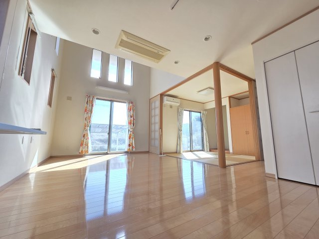 太田市大原町　中古住宅の居間・リビング|吹抜けもあり明るいリビング♪家族団らんも楽しく過ごせそうですね！