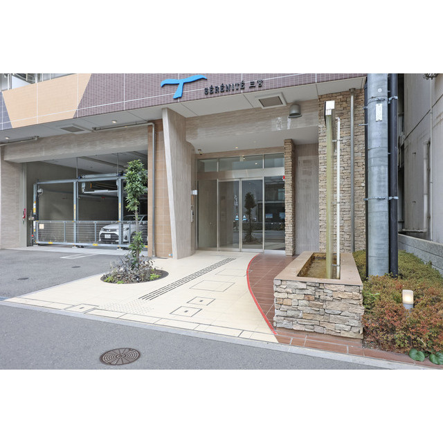 SERENiTE三宮のエントランス