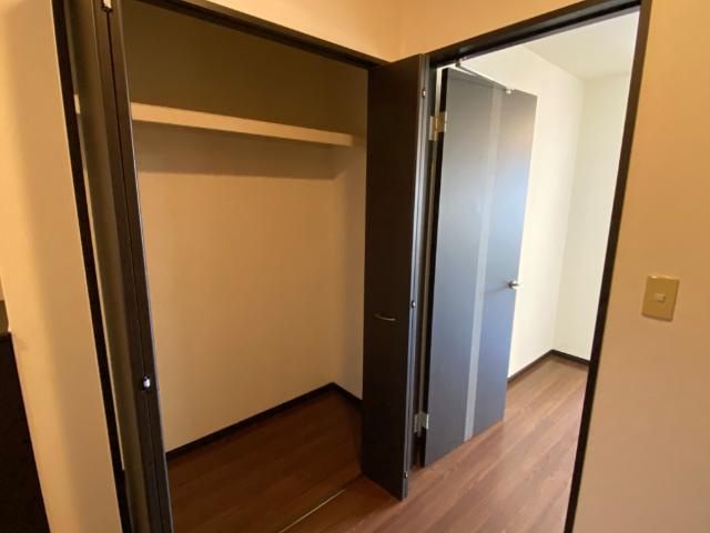 シーズン　コートの内装|廊下収納