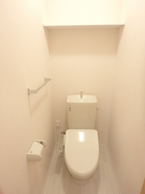 洗浄機能付便座のトイレは上部に棚付