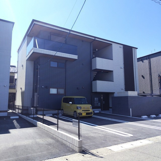 セレスティア本荘中ノ町　B棟の外観