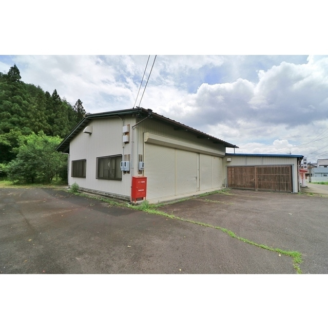 美濃市大矢田の倉庫の外観