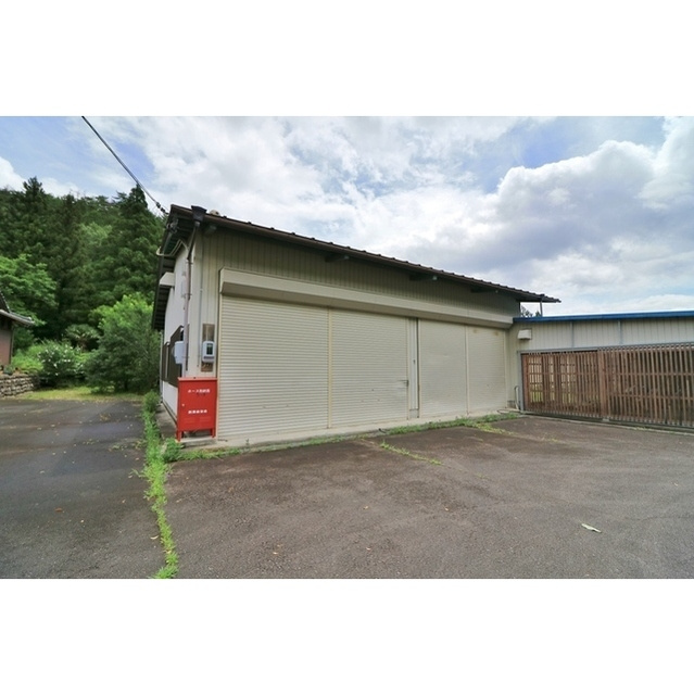 美濃市大矢田の倉庫の外観