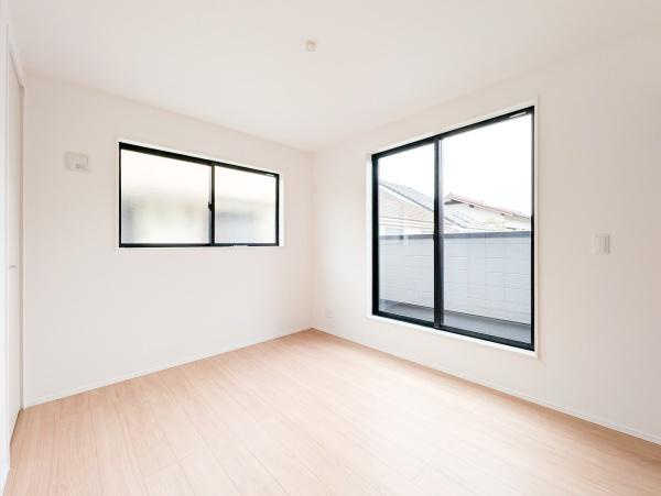 横浜市金沢区能見台通の新築一戸建の洋室|収納もあり窓からは明るい光が入ります！