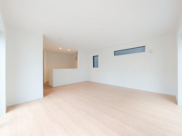 横浜市金沢区能見台通の新築一戸建の居間・リビング|自慢したくなるリビング！
形も良く家具の配置にも困りません。
