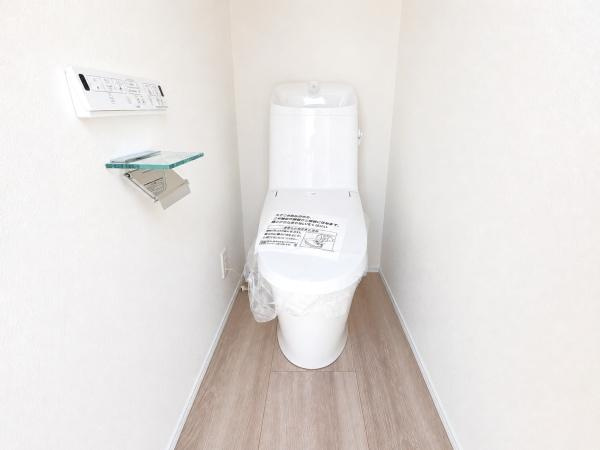 横浜市保土ケ谷区上菅田町の新築一戸建のトイレ|清潔感のある内装のすっきりとしたデザインのトイレです。
水周りが綺麗だと安心ですね。
