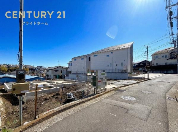 横浜市保土ケ谷区上菅田町の新築一戸建の前面道路含む現地写真|車通りが少ない為、小さなお子様にも安心です。
是非一度、現地へ起こしください。
