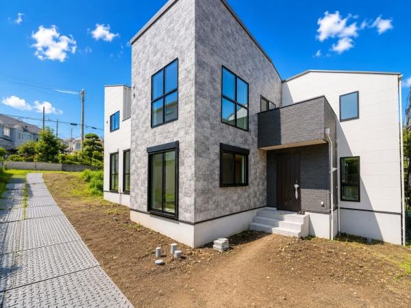 横浜市保土ケ谷区上菅田町の新築一戸建の前面道路含む現地写真|車通りが少ない為、小さなお子様にも安心です。
是非一度、現地へ起こしください。