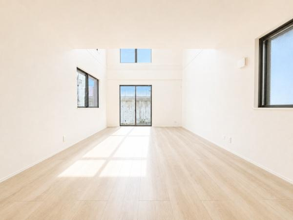 横浜市保土ケ谷区上菅田町の新築一戸建の居間・リビング|窓からは明るい光が差し込みます！
電気をつけなくても明るいです。