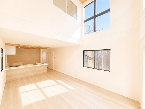 横浜市保土ケ谷区上菅田町の新築一戸建の居間・リビング|吹抜けがある明るいリビング♪
解放感がありのびのび生活できます！