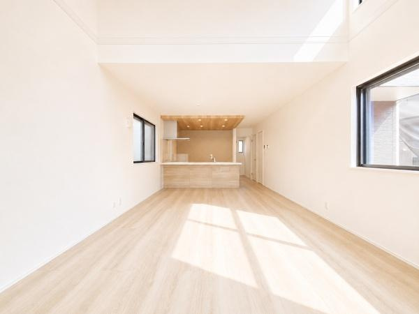 横浜市保土ケ谷区上菅田町の新築一戸建の居間・リビング|自慢したくなるリビング！
形も良く家具の配置にも困りません。