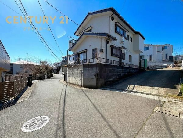 横浜市保土ケ谷区上菅田町の新築一戸建の前面道路含む現地写真|車通りが少ない為、小さなお子様にも安心です。
是非一度、現地へ起こしください。