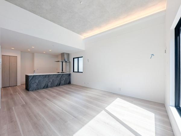 横浜市戸塚区戸塚町の新築一戸建の居間・リビング|自慢したくなるリビング！
形も良く家具の配置にも困りません。
