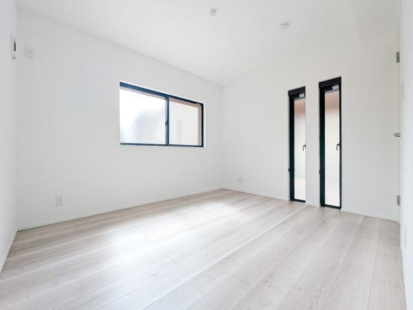 横浜市戸塚区戸塚町の新築一戸建の洋室|窓からの光が嬉しい洋室です。
収納もあり、荷物が多い方にも安心です♪