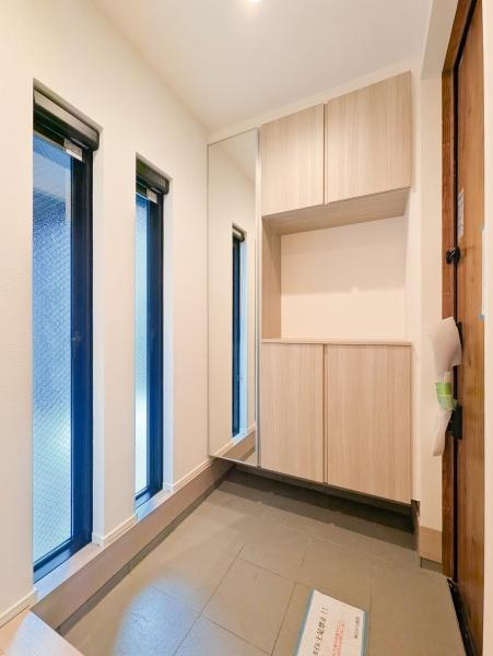 横浜市戸塚区戸塚町の新築一戸建の玄関|この明るい玄関が気持ちよく迎え入れてくれます。