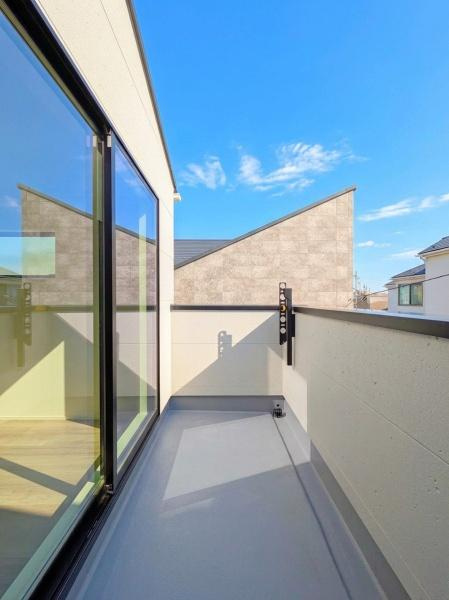 横浜市保土ケ谷区上菅田町の新築一戸建のバルコニー|陽当り良好のバルコニー！
風通しもよく気持ちいいです
