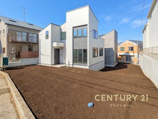 横浜市保土ケ谷区上菅田町の新築一戸建の前面道路含む現地写真|車通りが少ない為、小さなお子様にも安心です。
是非一度、現地へ起こしください。