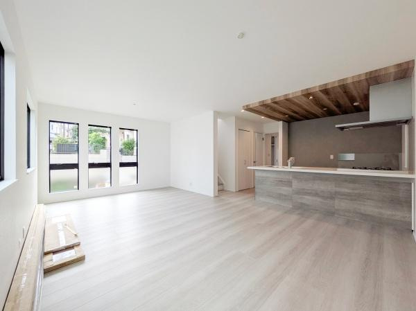 横浜市保土ケ谷区上菅田町の新築一戸建の居間・リビング|自慢したくなるリビング！
形も良く家具の配置にも困りません。