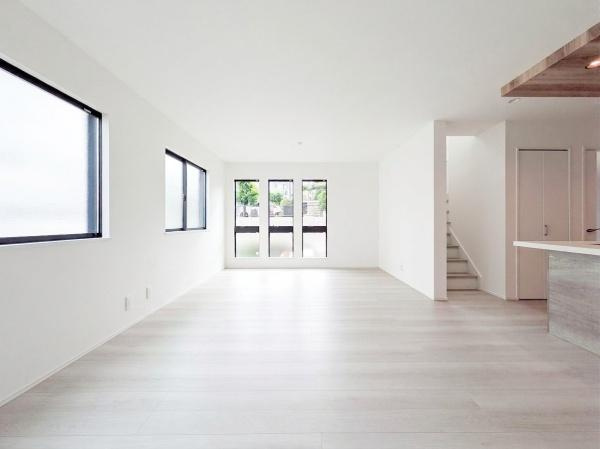 横浜市保土ケ谷区上菅田町の新築一戸建の居間・リビング|明るいLDK！！
陽当たり良好です。