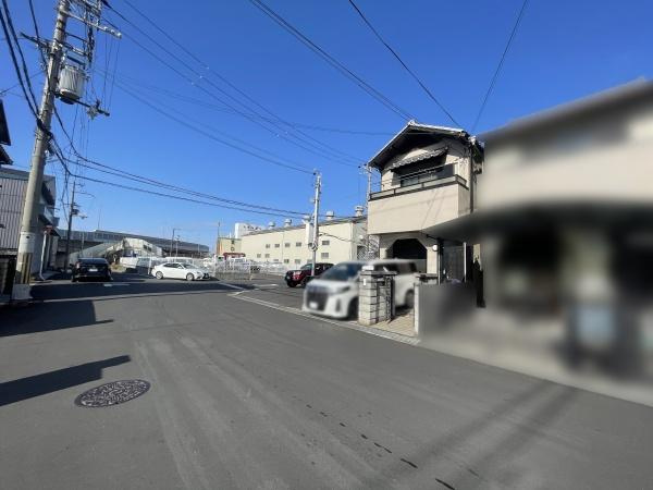 【前面道路含む現地写真】 | 周辺には、コンビニやスーパーなどの生活に便利な施設が揃っております♪