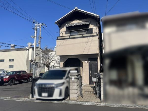 【駐車場】 | お車の出し入れが苦手なママや小さなお子様にも安心ですね。しっかり舗装もされているので、ベビーカーや自転車で通っても快適に通行できます。